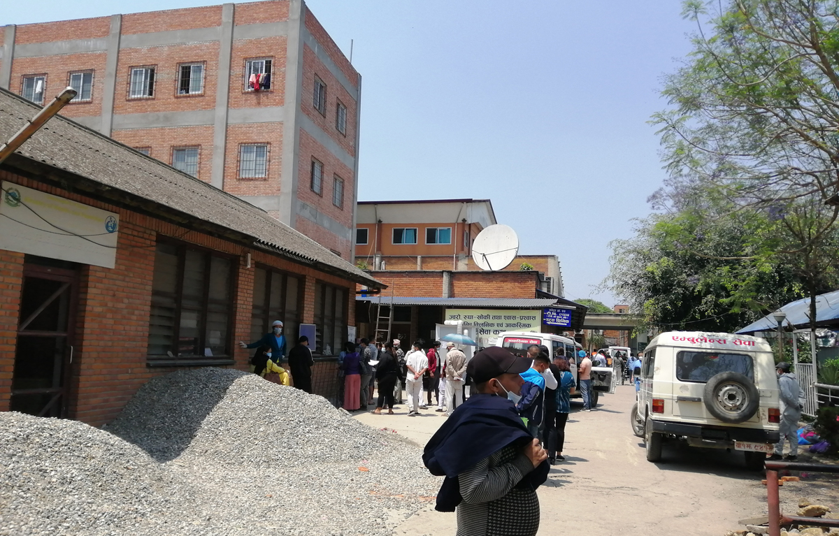 बिरामी एम्बुलेन्समै छट्पटाइरहन्छन्...